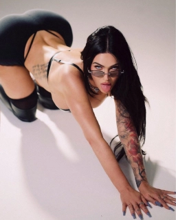 В позе кошки: Меган Фокс поделилась новой горячей фотосессией 1