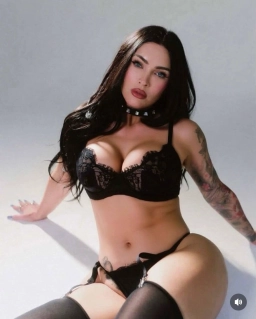 В позе кошки: Меган Фокс поделилась новой горячей фотосессией 5